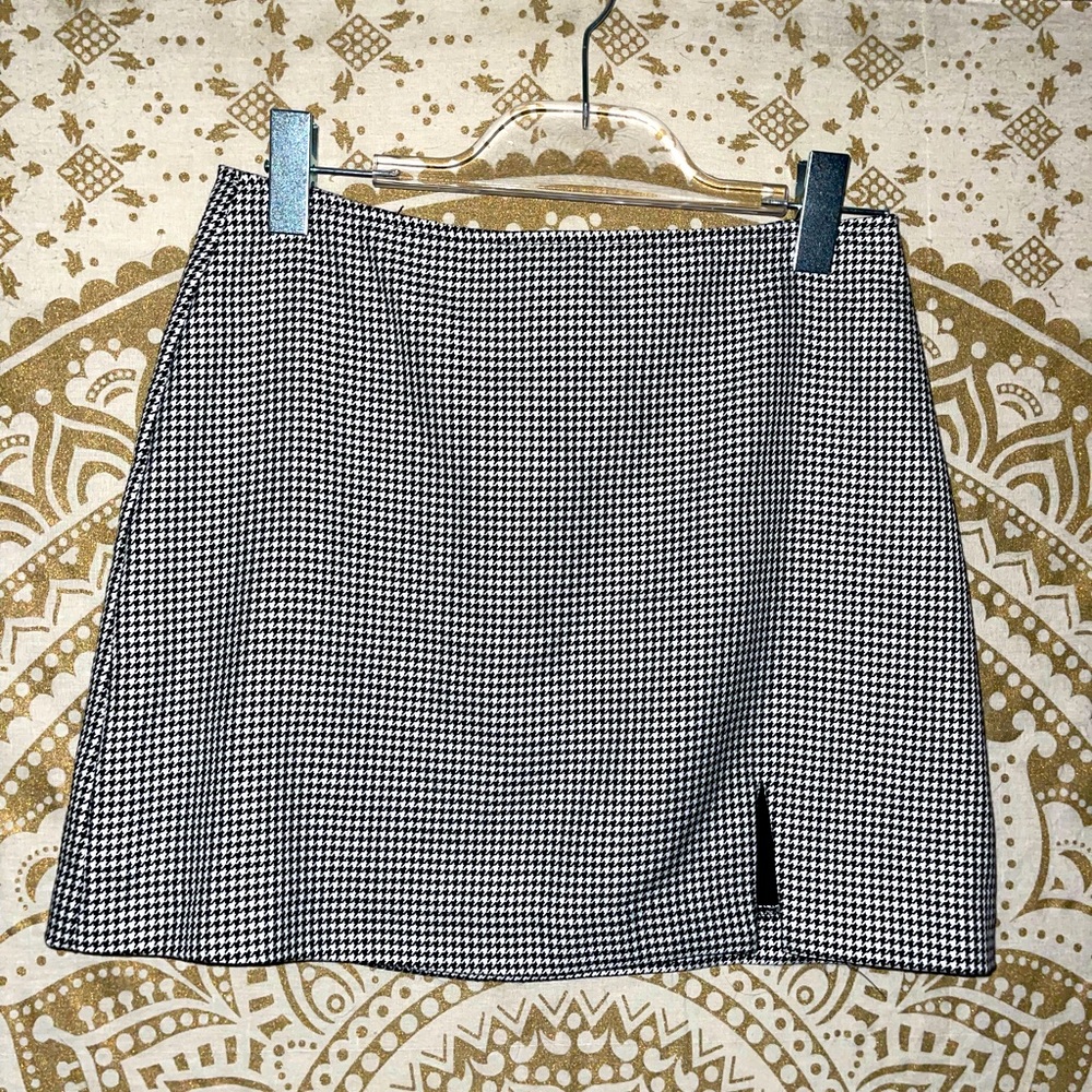 “FOREVER 21” BLACK & WHITE HOUNDSTOOTH MINI SKIRT, BACK INVISIBLE ZIPPER, SIZE M